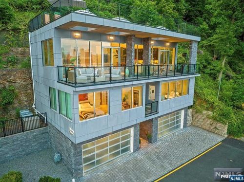 34 Shore Rd, Edgewater, NJ, 07020-1561 | Card Image