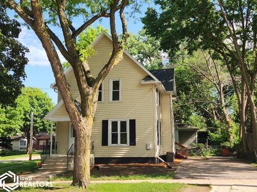 326 1st St Nw, Mason City, IA, 50401-3002 | Card Image