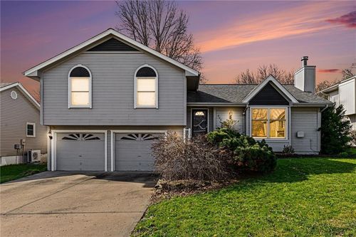 304 Mesa Dr, Smithville, MO, 64089-9610 | Card Image