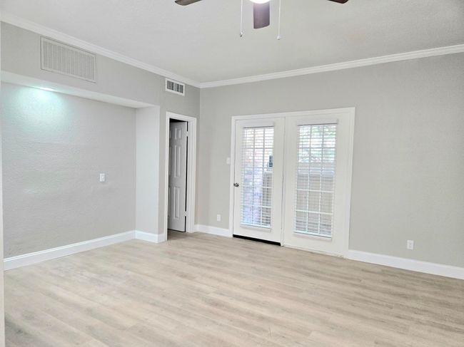 Unfurnished room featuring ceiling fan, ornamental molding, light wood-type flooring, and baseboards | Image 9