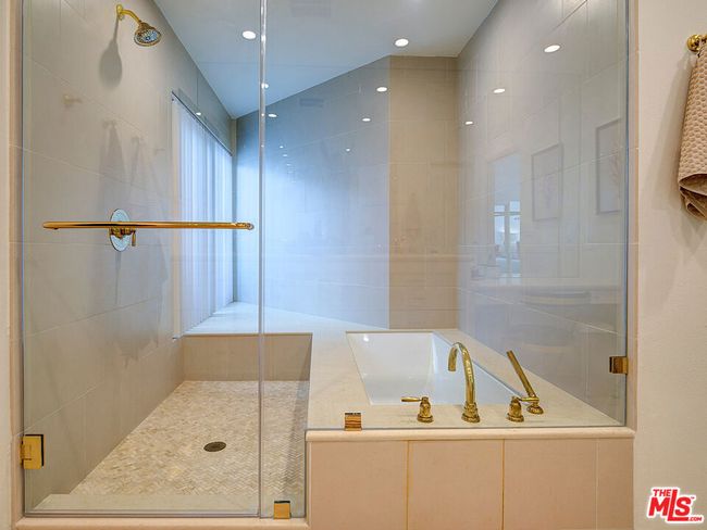 APT-201 - 5205 Ocean Front Walk, Condo with 2 bedrooms, 3 bathrooms and 2 parking in Marina del Rey CA | Image 35