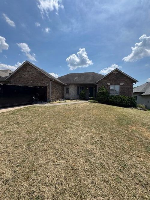 930 E Canterbury St, Springfield, MO, 65810-2864 | Card Image