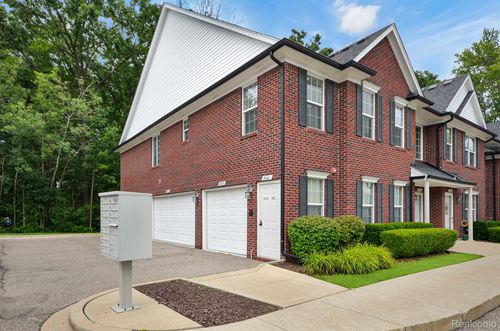 8425 Williamstown Dr, Shelby Twp, MI, 48316-2656 | Card Image