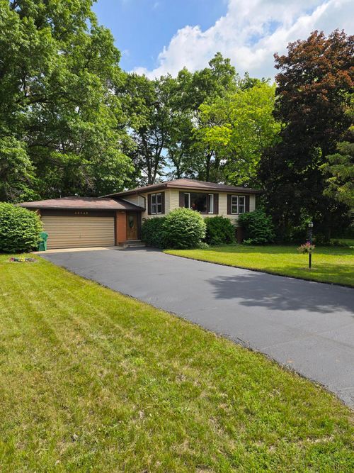 28548 Fairlane Dr, Dowagiac, MI, 49047-9208 | Card Image