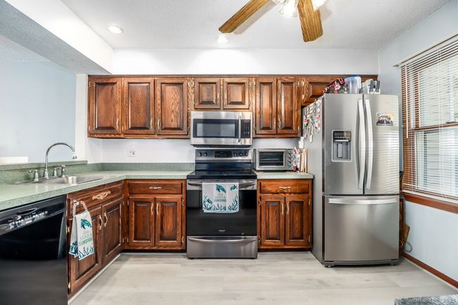 UNIT-18-3 - 55 Mill Plain Rd, Condo with 2 bedrooms, 2 bathrooms and 1 parking in Danbury CT | Image 5