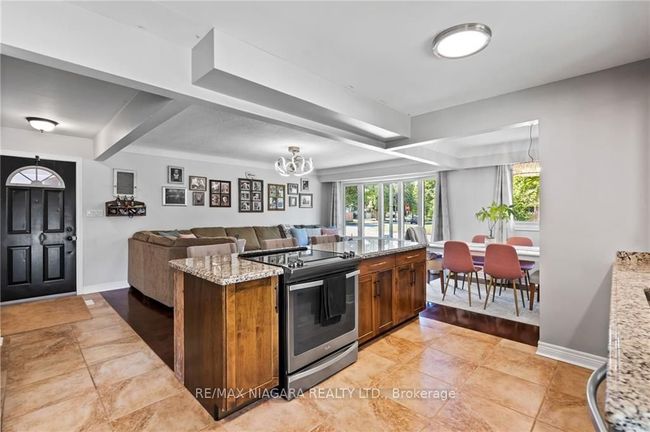 7067 Dirdene St, House other with 3 bedrooms, 2 bathrooms and 2 parking in Niagara Falls ON | Image 9