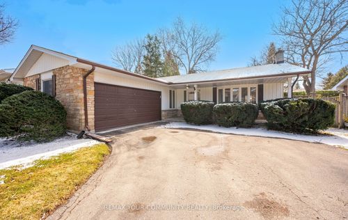 11 Glenview Drive, Aurora, ON, L4G2G7 | Card Image