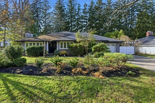 16 Lovers Lane, Ancaster, ON, L9G1G3 | Card Image