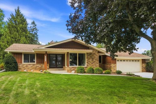 2666 S Seymour Place, WEST ALLIS, WI, 53227 | Card Image