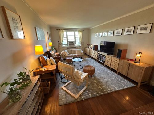5j-77-15 113th St, Forest Hills, NY, 11375-7157 | Card Image