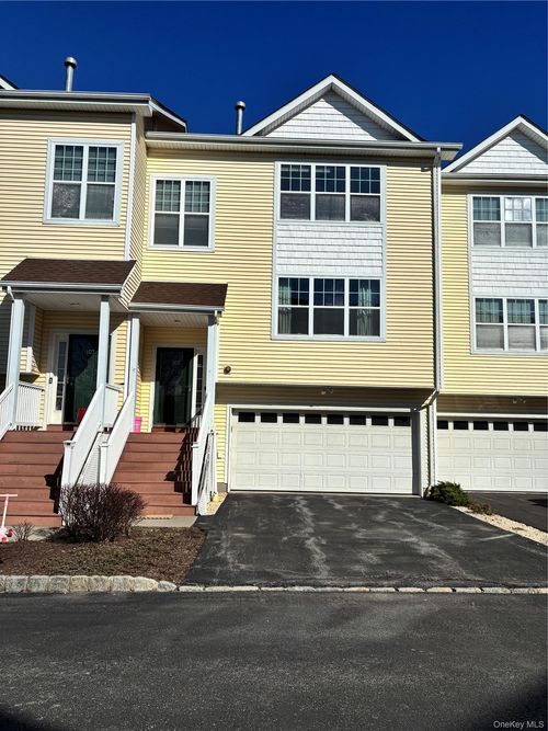 105 Woodlake Dr, Middletown, NY, 10940-4267 | Card Image