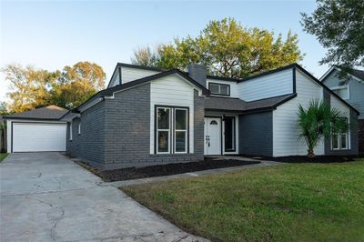 Extra spacious driveway with detached garage | Image 2