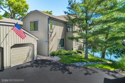 D - 141 Shoreline Road, Condo with 3 bedrooms, 3 bathrooms and 1 parking in Lake Barrington IL | Image 2