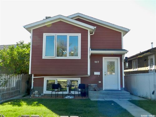 907 Ominica St E, Moose Jaw, SK, S6H0J1 | Card Image