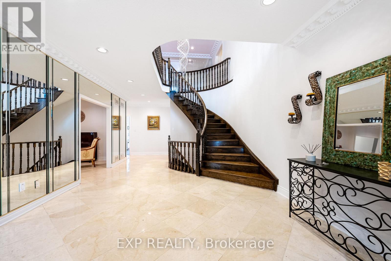 Residential in Richmond Hill (Bayview Hill) 3