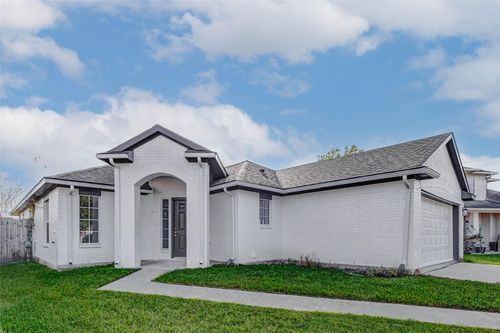 7027 Sun Creek Dr, Hitchcock, TX, 77563-4685 | Card Image