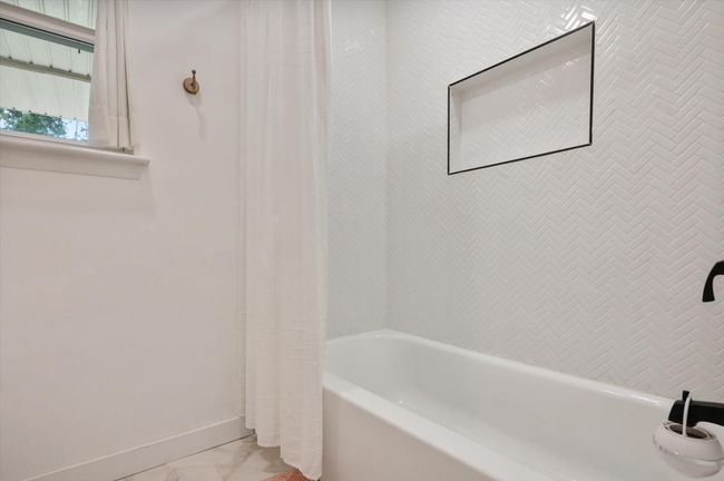 White, herringbone tile in tub/shower | Image 29