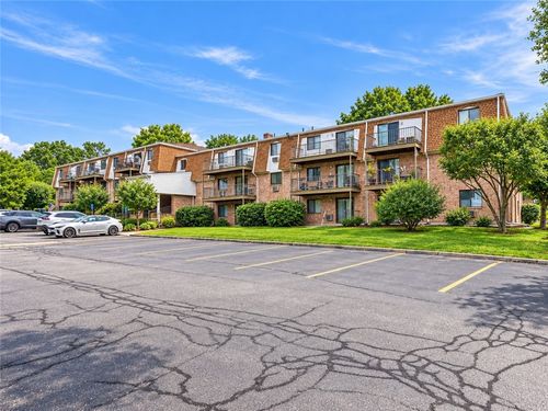 b207-752 Quaker Ln, East Greenwich, RI, 02818-1661 | Card Image