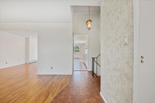 20 Deb St, Plainview, NY, 11803-5906 | Card Image