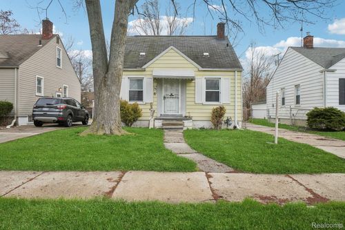 19717 Kenosha St, Harper Woods, MI, 48225-2241 | Card Image