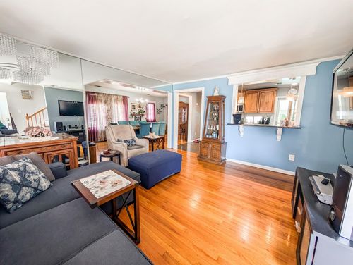 37 Seward St, West Babylon, NY, 11704-2911 | Card Image
