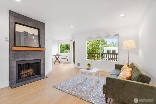 b6-10320 Se 6th St, Bellevue, WA, 98004-6136 | Card Image