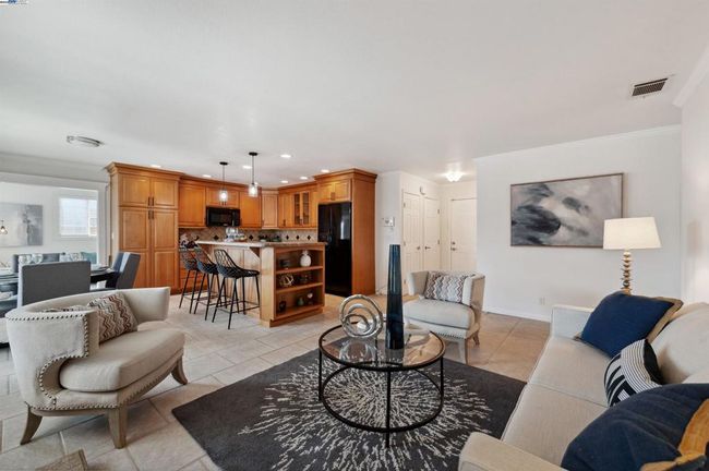 OPEN LIVING AREA | Image 6