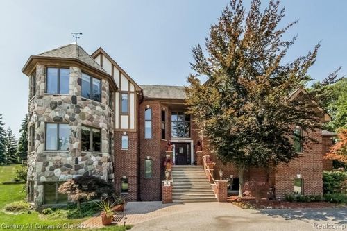 31085 Estate Woods Ct, Farmington Hills, MI, 48331-1034 | Card Image