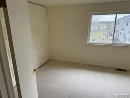 36646 Park Place Dr, Sterling Heights, MI, 48310-4223 | Card Image