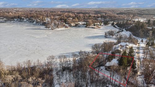 14325 Lakeshore Dr, Holly, MI, 48442-8807 | Card Image