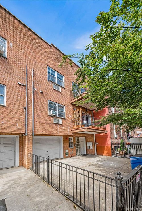 35 10th St, Astoria, NY, 11106-5203 | Card Image