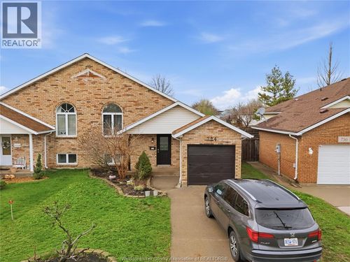 724 Cabana Rd E, Windsor, ON, N9G1A4 | Card Image