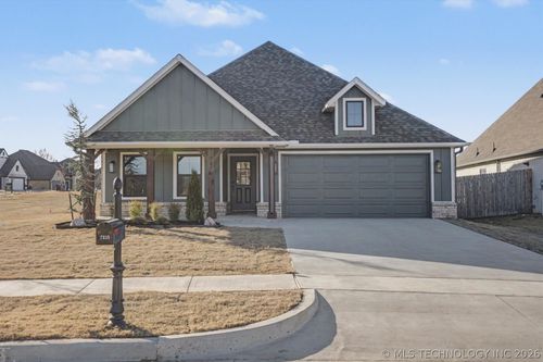 7215 E Queens Pl, Broken Arrow, OK, 74014-2560 | Card Image