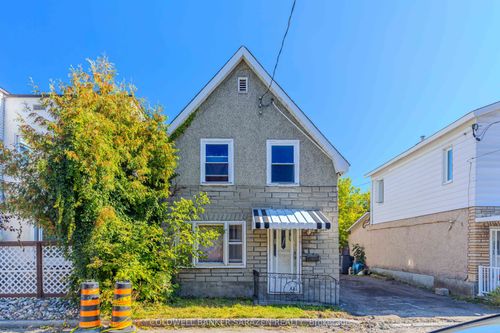 215 Desrosiers St, Vanier, ON, K1L7T2 | Card Image