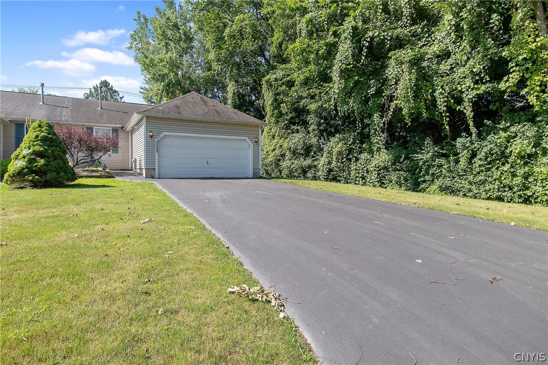 Black Hawk Cir, Liverpool, NY 13088