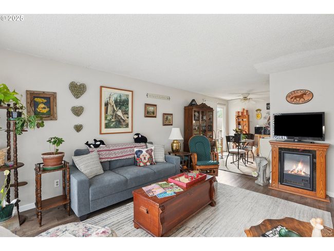 Living Room | Image 32