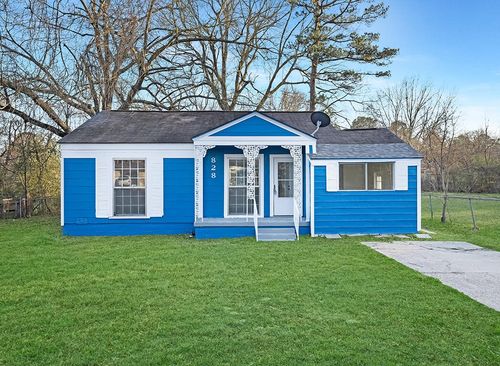 828 Burma Rd, Wake Village, TX, 75501-6122 | Card Image