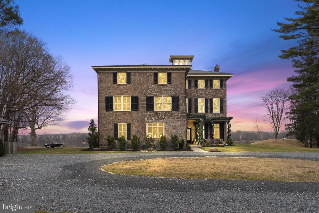 Residential in EDGEWATER PARK