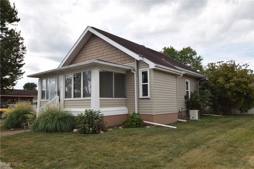 400 Kelly St Nw, New Philadelphia, OH, 44663-1618 | Card Image