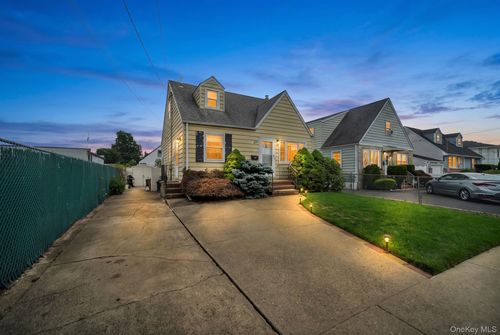 6 Lippold St, Merrick, NY, 11566-4123 | Card Image