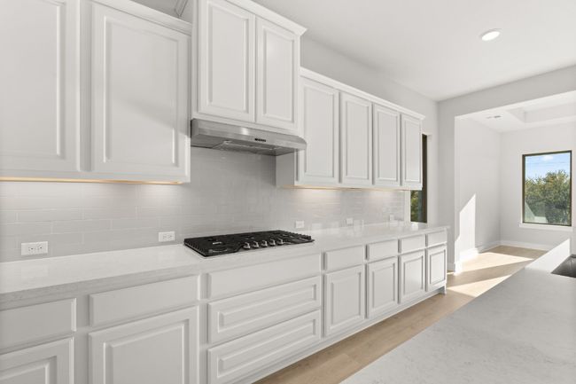 Beautifully appointed Kitchen with built-in range | Image 9