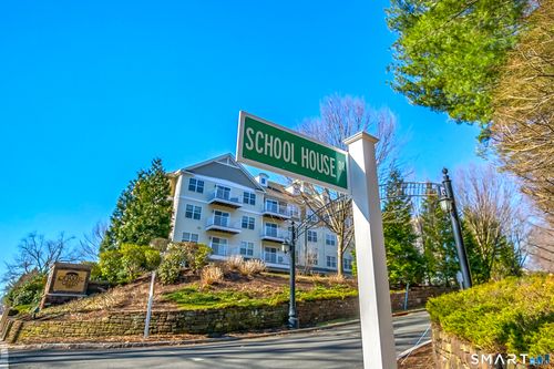 308-26 Schoolhouse Dr, West Hartford, CT, 06110-1438 | Card Image