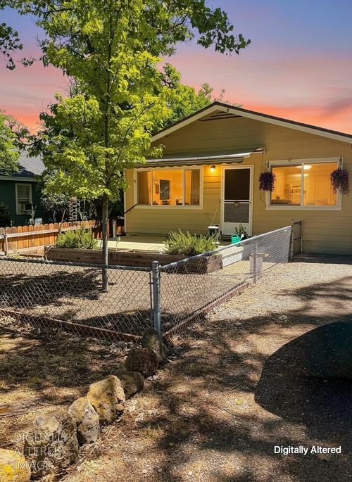 161 S 13th St, Montague, CA, 96064-8038 | Card Image