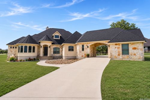 105 N Abrego Xing, Floresville, TX, 78114-6683 | Card Image