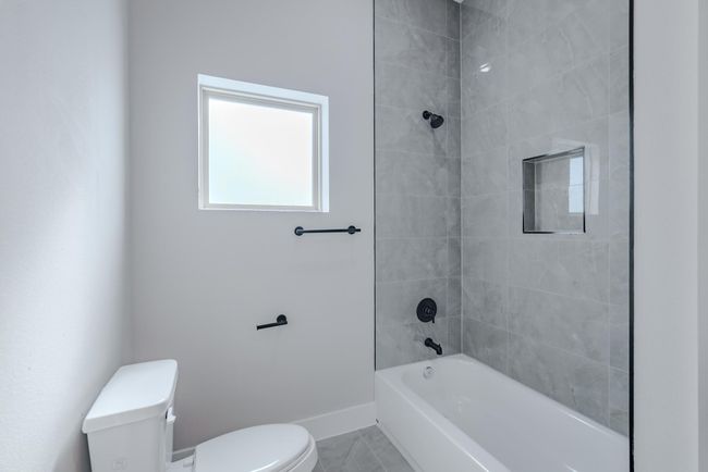 Secondary Bedroom shower | Image 33