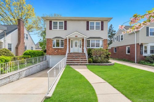 100 E Melrose Street, Hempstead, NY, 11580 | Card Image
