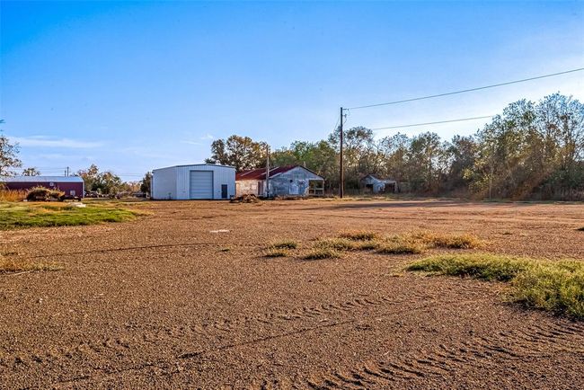 U-Shaped Driveway around shop and workshop. | Image 17