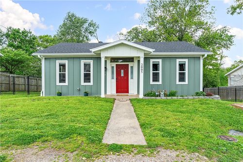 2005 Oakwood Ave, Bentonville, AR, 72712-4024 | Card Image