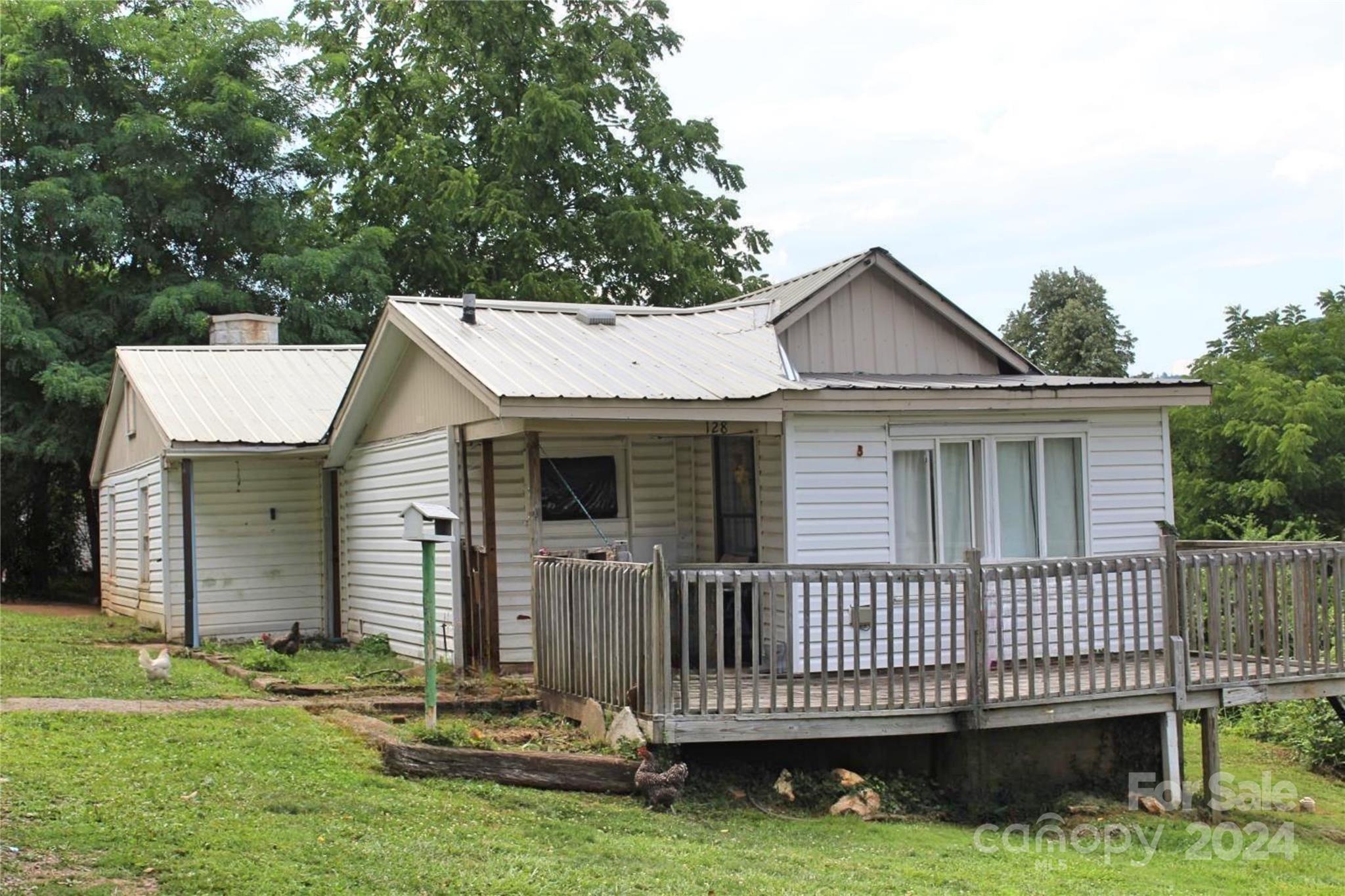 Carson St, Canton, NC 28716