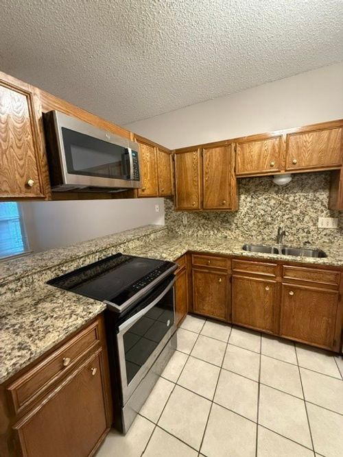 apt-205-2414 Longview St, Austin, TX, 78705-4230 | Card Image